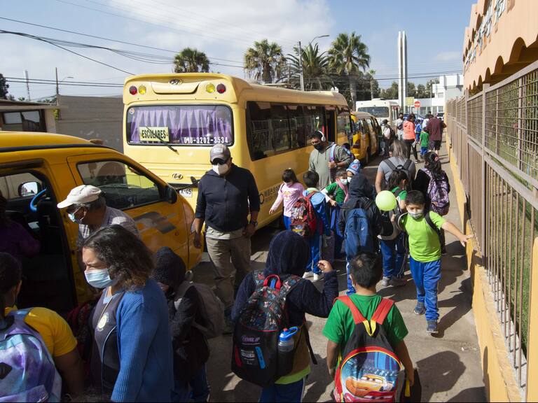 14 DE JUNIO DE 2022 / ARICANiños y niñas salen del colegio luego de una larga jornada de clases en la ciudad de Arica.
FOTO: SALVADOR PEDRINI/ AGENCIAUNO