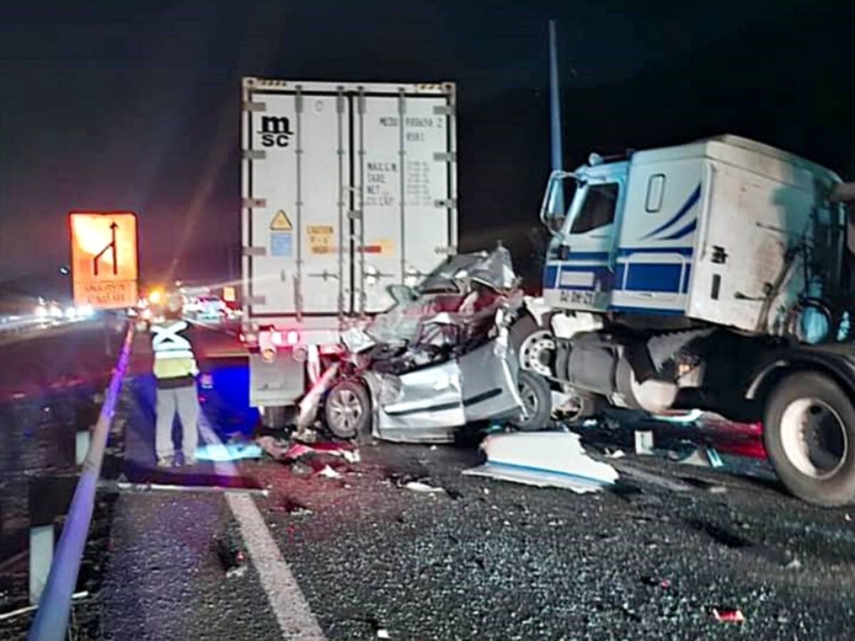 Dos personas mueren en accidente de tránsito en Llay Llay: auto quedó aprisionado entre dos camiones