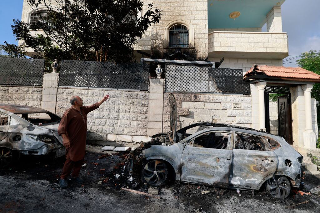 Un hombre muestra el daño en una vivienda palestina luego del ataque de unos colonos judíos en Cisjordania.
