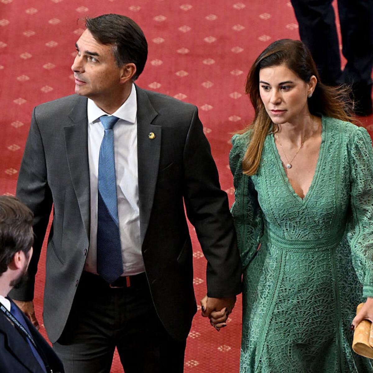 “Es un perseguido político”: Flávio Bolsonaro defiende a su padre en su llegada al cambio de mando presidencial