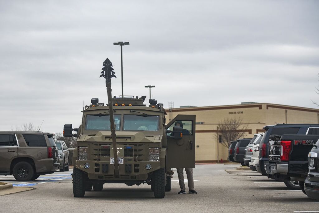Un camión blindado se ubica en las cercanía de la toma de rehenes en EEUU