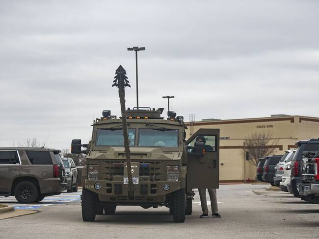 Un camión blindado se ubica en las cercanía de la toma de rehenes en EEUU