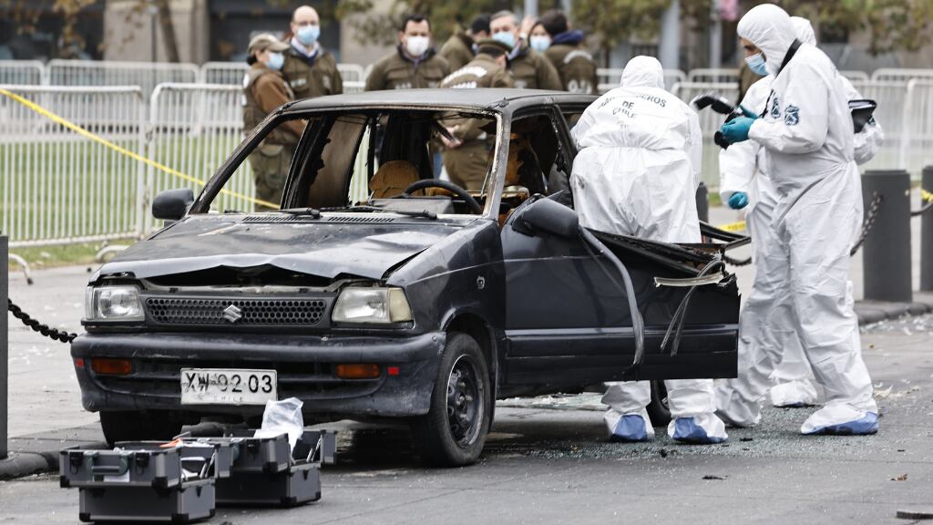 Auto incendiado frente a La Moneda