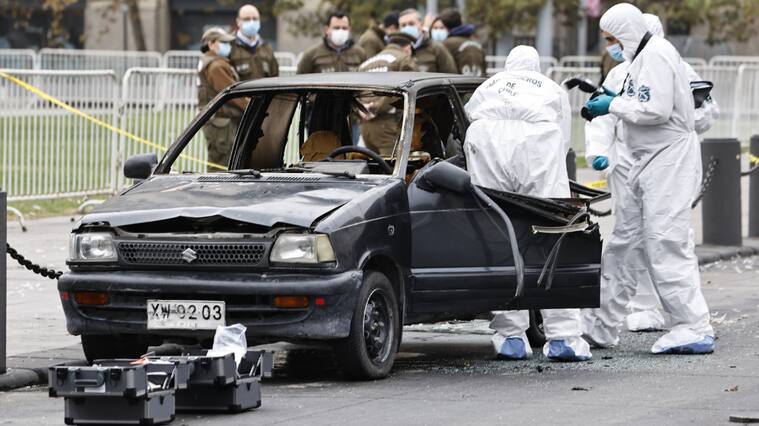 Auto incendiado frente a La Moneda