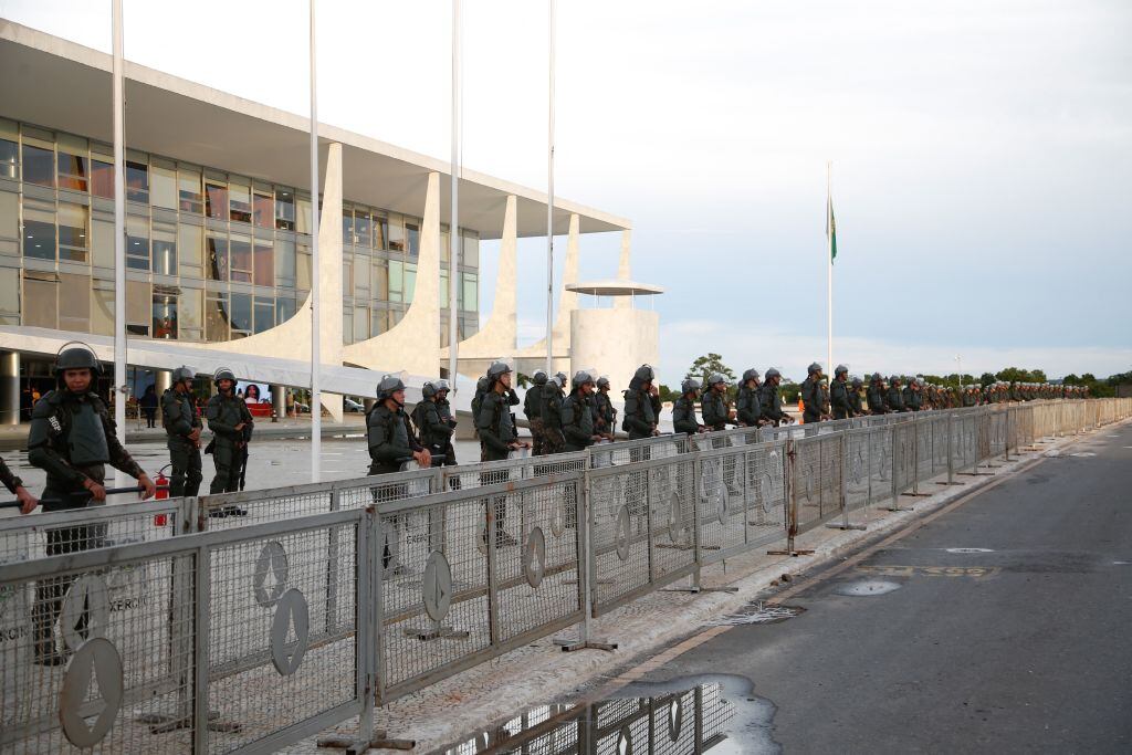 Fuerzas de seguridad de Brasil resguardan el Palacio do Planalto en Brasilia