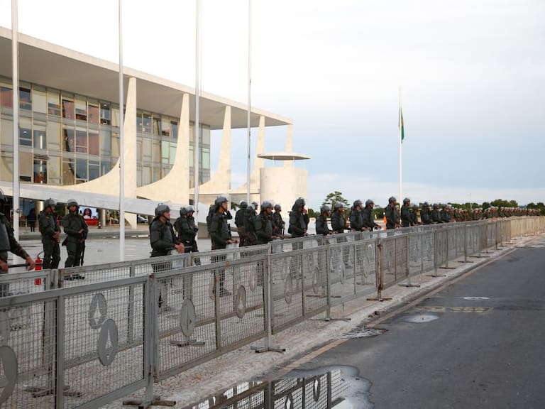 Fuerzas de seguridad de Brasil resguardan el Palacio do Planalto en Brasilia