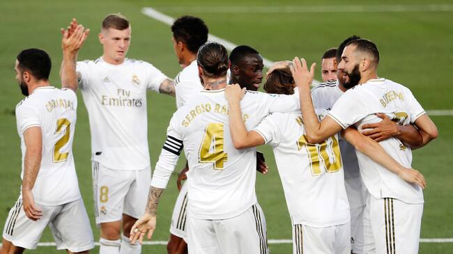MADRID, SPAIN - JULY 16: (BILD ZEITUNG OUT) Karim Benzema of Real Madrid, Luka Modric of Real Madrid, Carlos Henrique Casemiro of Real Madrid, Ferland Mendy of Real Madrid and Sergio Ramos of Real Madrid celebrates after scoring his teams first goal with team mates during the Liga match between Real Madrid CF and Villarreal CF at Estadio Alfredo Di Stefano on July 16, 2020 in Madrid, Spain. (Photo by Baldesca/DeFodi Images via Getty Images)