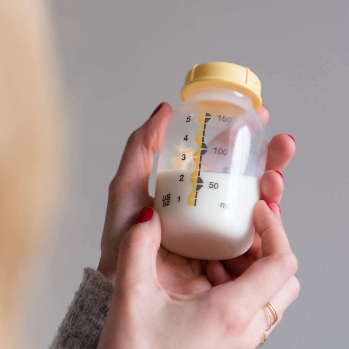 ¿Hace bien consumirla? Chilenos probando leche materna en TikTok abre debate sobre sus efectos en adultos