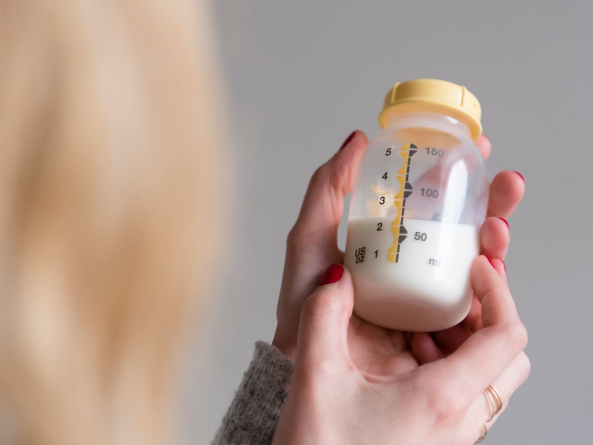 ¿Hace bien consumirla? Chilenos probando leche materna en TikTok abre debate sobre sus efectos en adultos