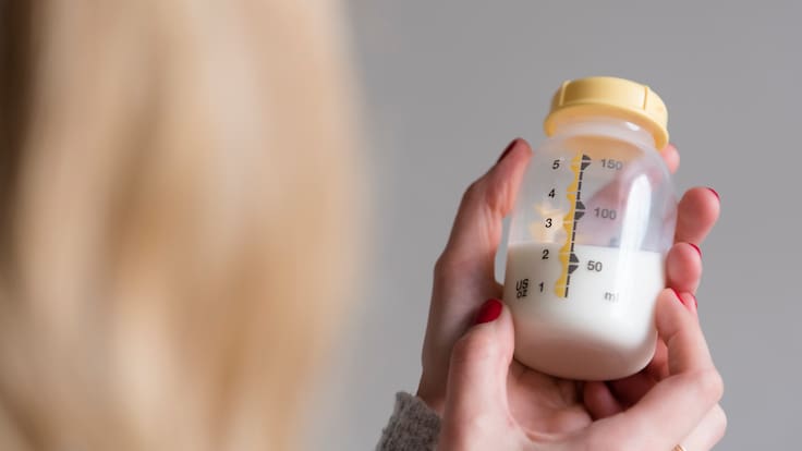 ¿Hace bien consumirla? Chilenos probando leche materna en TikTok abre debate sobre sus efectos en adultos