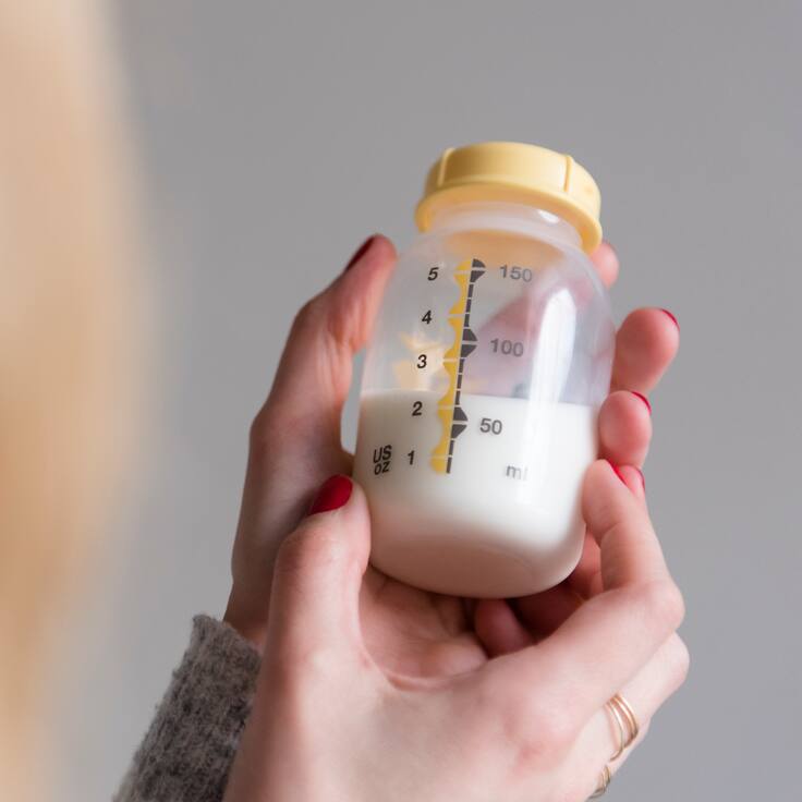 ¿Hace bien consumirla? Chilenos probando leche materna en TikTok abre debate sobre sus efectos en adultos