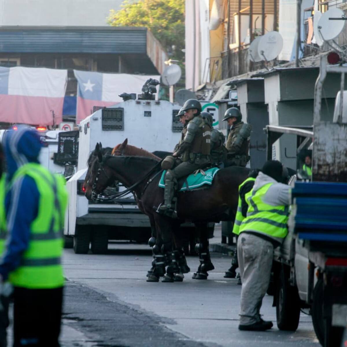 Retiran toldos azules en nuevos puntos del Barrio Meiggs en gran operativo policial y municipal