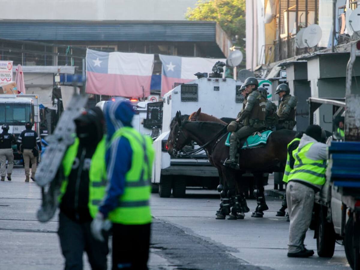 Retiran toldos azules en nuevos puntos del Barrio Meiggs en gran operativo policial y municipal