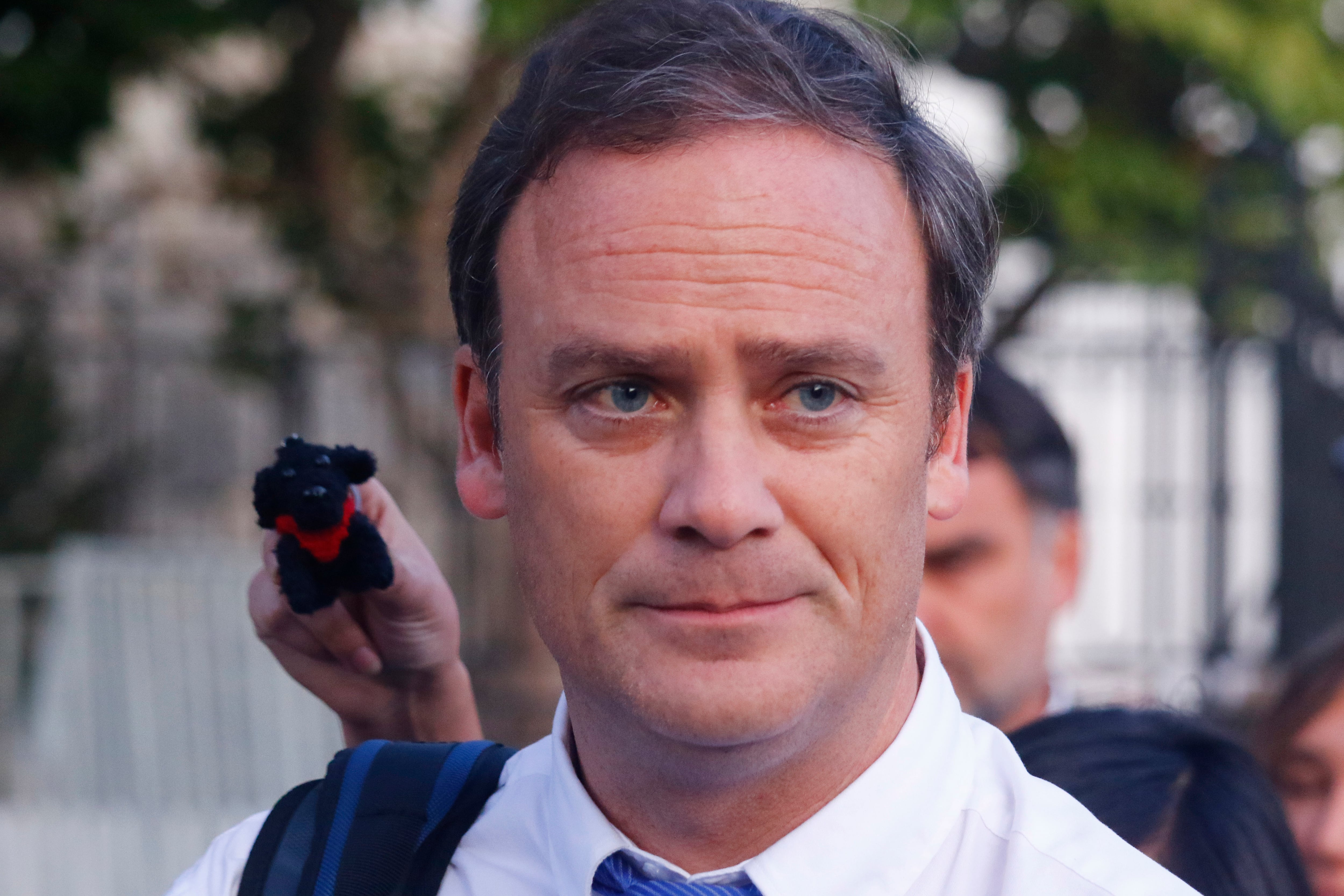 29 DE ENERO DE 2020/VIÑA DEL MARUna mujer muestra un peluche del perro "Negro Matapacos" durante un punto de prensa que ofrece el ministro Felipe Ward a la entrada del Palacio Presidencial Cerro Castillo, en donde el Presidente de la Republica ofrece una cena a disputados de Chile Vamos.
FOTO: LEONARDO RUBILAR CHANDIA/AGENCIAUNO