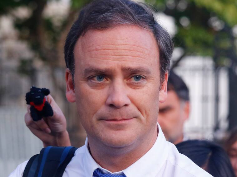 29 DE ENERO DE 2020/VIÑA DEL MARUna mujer muestra un peluche del perro "Negro Matapacos" durante un punto de prensa que ofrece el ministro Felipe Ward a la entrada del Palacio Presidencial Cerro Castillo, en donde el Presidente de la Republica ofrece una cena a disputados de Chile Vamos.
FOTO: LEONARDO RUBILAR CHANDIA/AGENCIAUNO