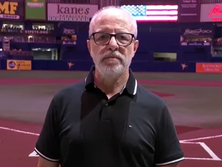 Parte del recinto se vio vacío: Alberto Plaza sorprende a las redes cantando el himno de Estados Unidos en partido de béisbol