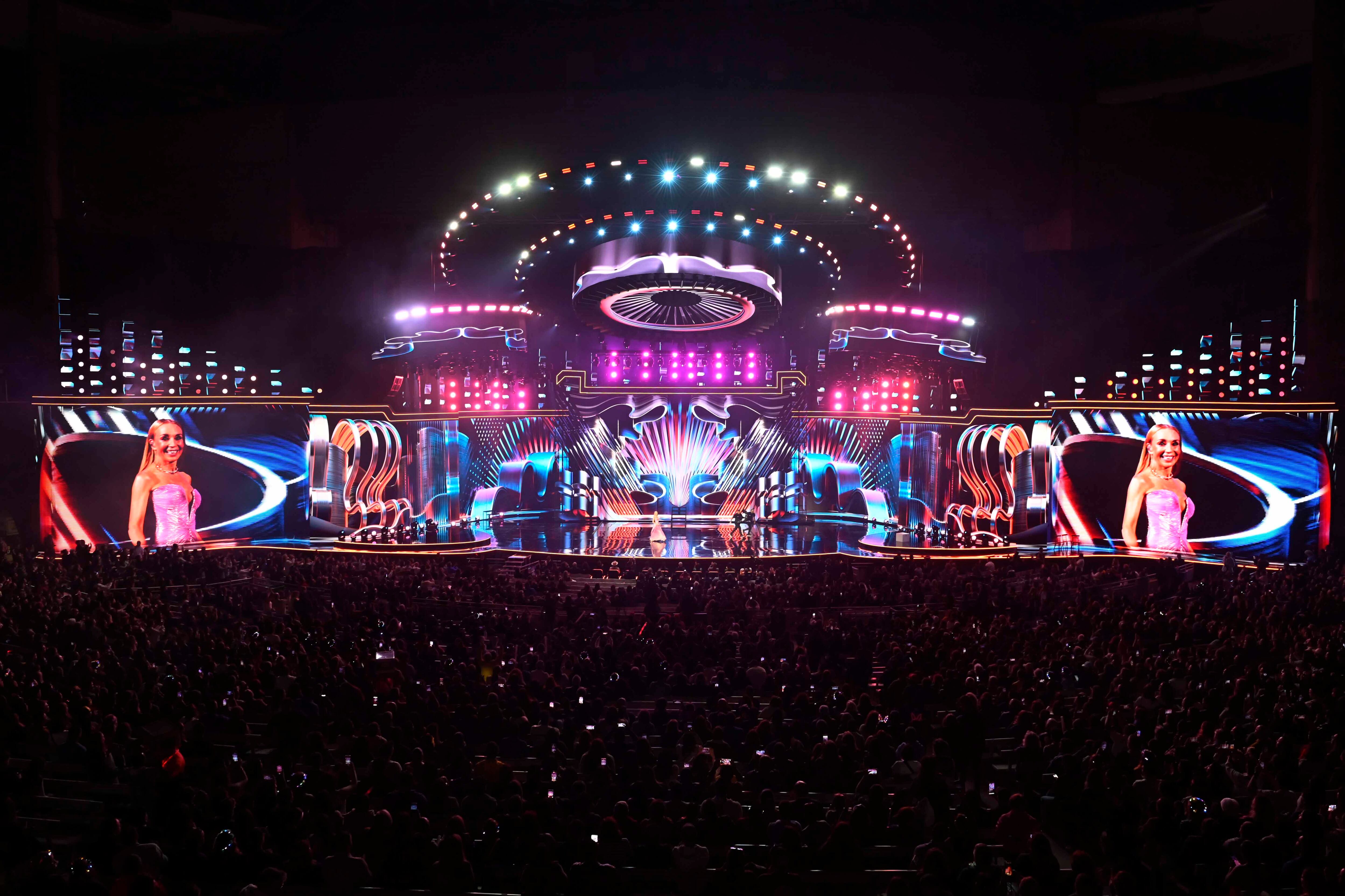 23 DE FEBRERO DE 2025 / VIÑA DEL MARKaren Doggenweiler y Rafael Araneda, durante el Festival Internacional de la Canción Viña 2025 en la Quinta Vergara FOTO: PABLO OVALLE ISASMENDI/  