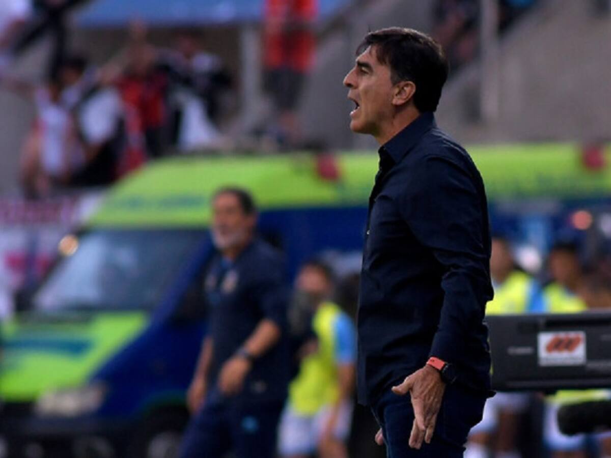 “No está dentro de la nómina, pero no lo hemos descartado tampoco”: Milad y su contradicción sobre Gustavo Quinteros para la Roja