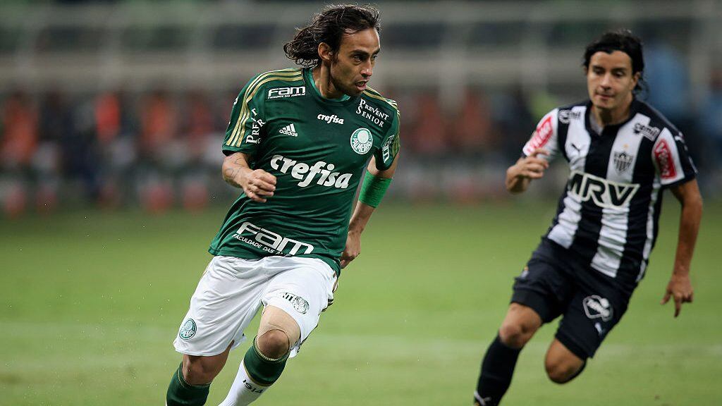 SAO PAULO, BRAZIL - MAY 09: Valdivia of Palmeiras fights for the ball with Cardenas of Atletico during the match between Palmeiras and Atletico MG for the Brazilian Series A 2015 at Allianz Parque on May 9, 2015 in Sao Paulo, Brazil. (Photo by Friedemann Vogel/Getty Images)