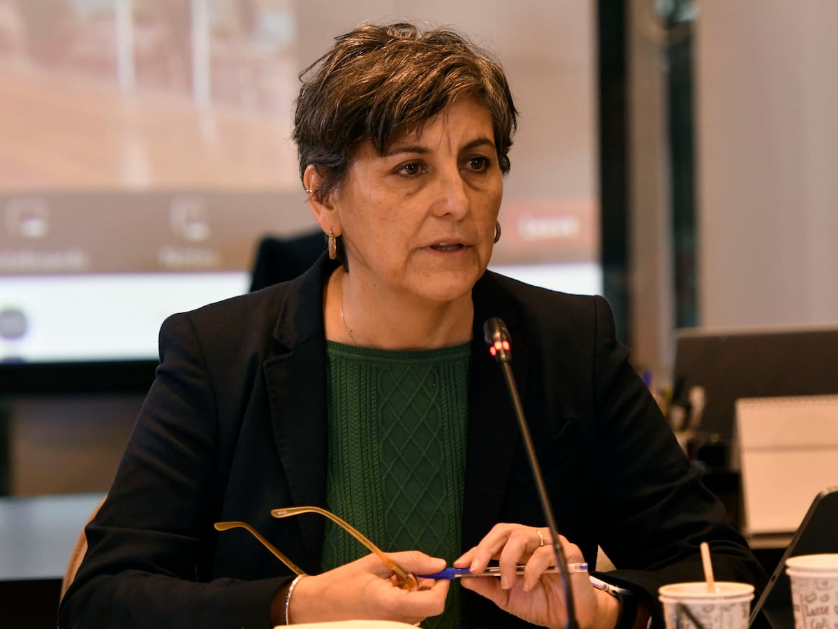 Informe Contraloría revela que pacientes esperaron hasta 123 horas mientras madre de exministra Aguilera fue operada en 10