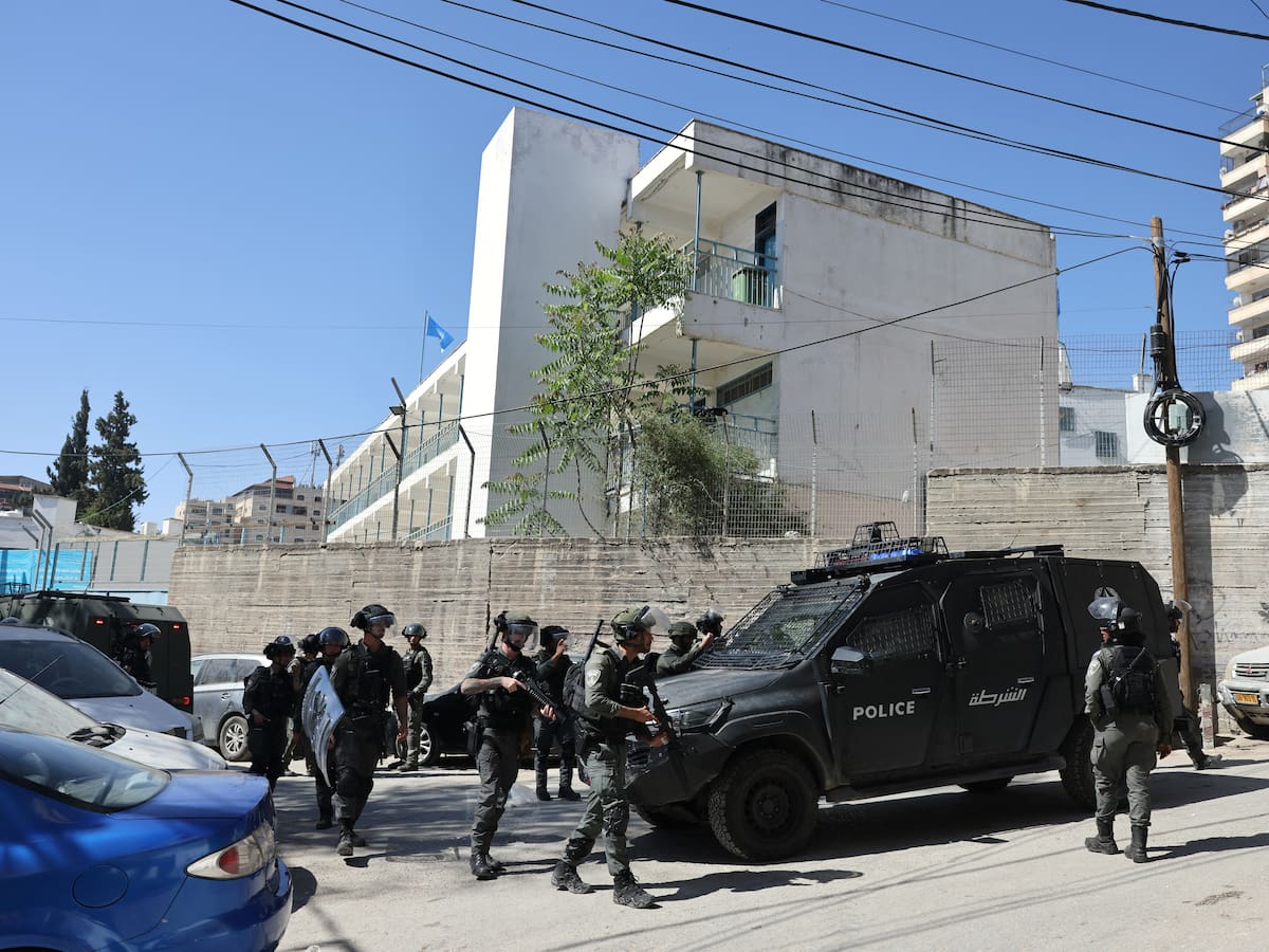 Forzando la salida de 550 estudiantes: militares de Israel irrumpen en escuelas para refugiados palestinos de la ONU