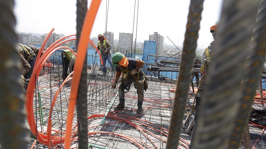 02 de Diciembre de 2015 / SANTIAGOTrabajadores de un edificio en construcción son fiscalizados por el Seremi de Salud de la Región Metropolitana quien revisa las medidas de prevención de exposición solar en los trabajadores
FOTO:FRANCISCO FLORES SEGUEL/AGENCIAUNO