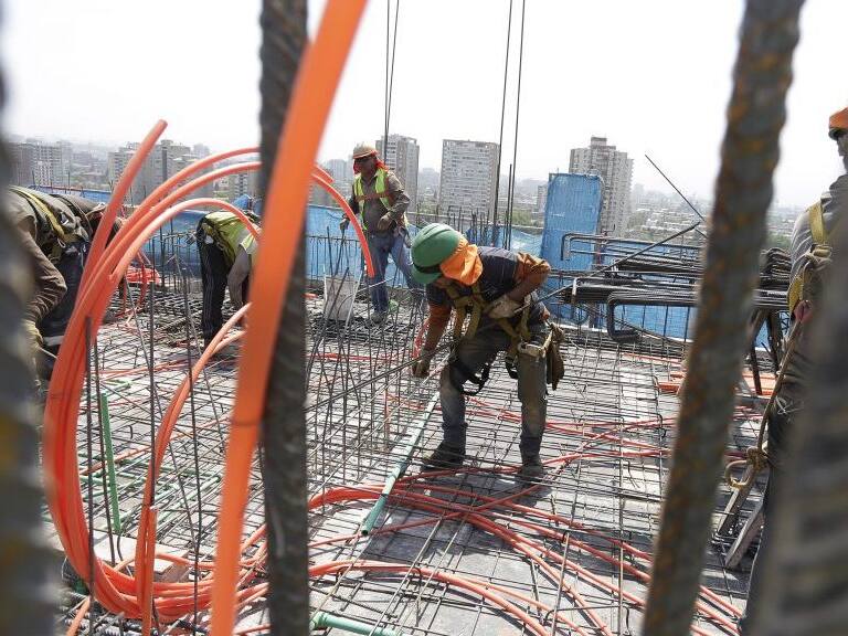 02 de Diciembre de 2015 / SANTIAGOTrabajadores de un edificio en construcción son fiscalizados por el Seremi de Salud de la Región Metropolitana quien revisa las medidas de prevención de exposición solar en los trabajadores
FOTO:FRANCISCO FLORES SEGUEL/AGENCIAUNO