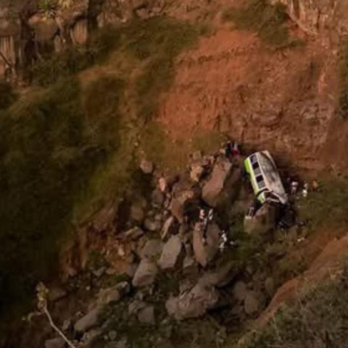 Bus con estudiantes cae a barranco en Cabo Verde: al menos 25 muertos