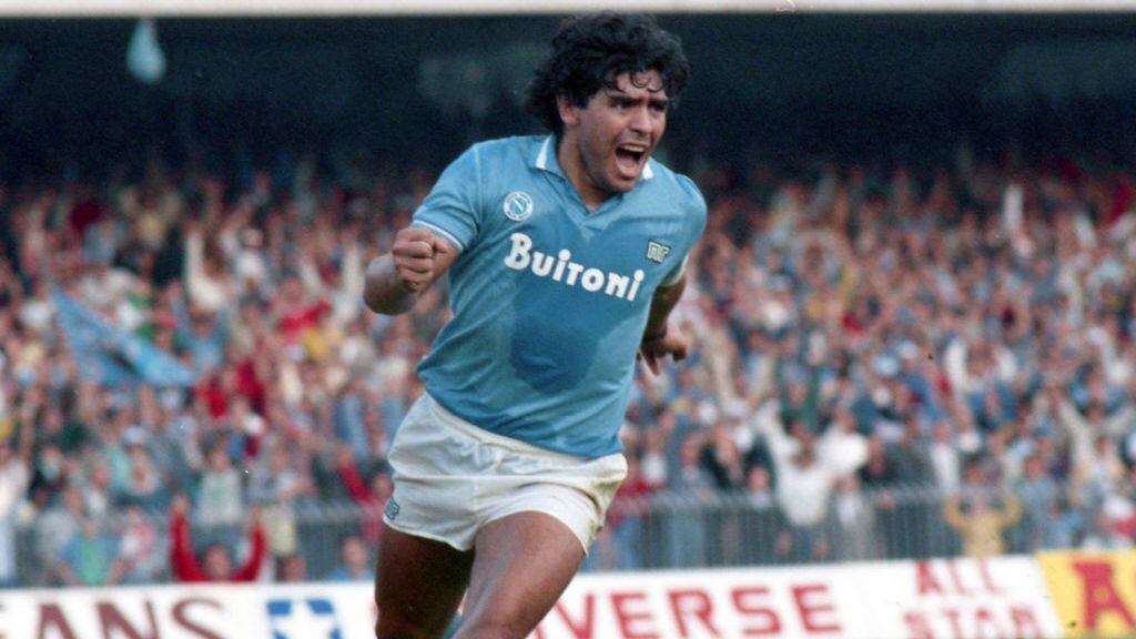 NAPLES, ITALY - OCTOBER 19: Diego Maradona of Napoli celebrates scoring his side's second goal from the penalty spot during the Serie A match between Napoli and Atalanta at the Stadio San Paolo on October 19, 1986 in Naples, Italy. (Photo by Etsuo Hara/Getty Images)