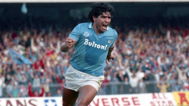 NAPLES, ITALY - OCTOBER 19: Diego Maradona of Napoli celebrates scoring his side's second goal from the penalty spot during the Serie A match between Napoli and Atalanta at the Stadio San Paolo on October 19, 1986 in Naples, Italy. (Photo by Etsuo Hara/Getty Images)