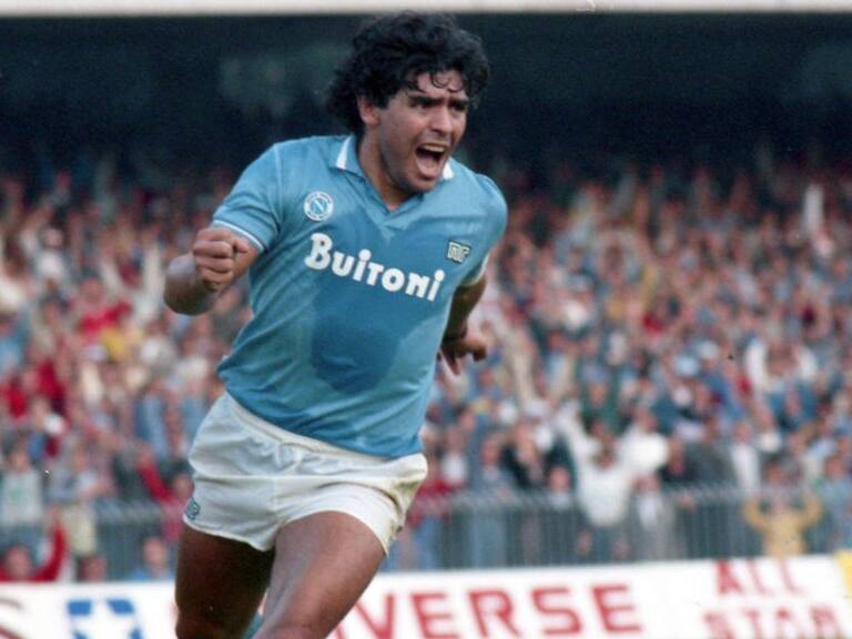 NAPLES, ITALY - OCTOBER 19: Diego Maradona of Napoli celebrates scoring his side's second goal from the penalty spot during the Serie A match between Napoli and Atalanta at the Stadio San Paolo on October 19, 1986 in Naples, Italy. (Photo by Etsuo Hara/Getty Images)