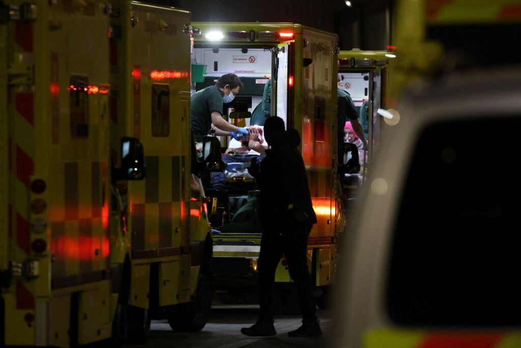 Ambulancia traslada a paciente con covid-19 en un hospital de Inglaterra