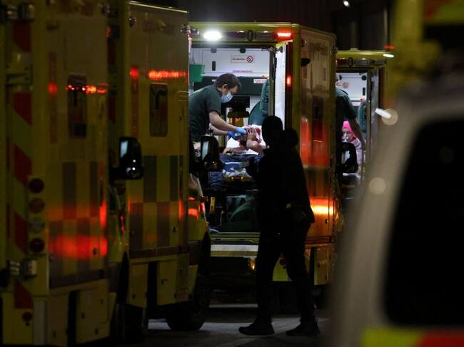 Ambulancia traslada a paciente con covid-19 en un hospital de Inglaterra
