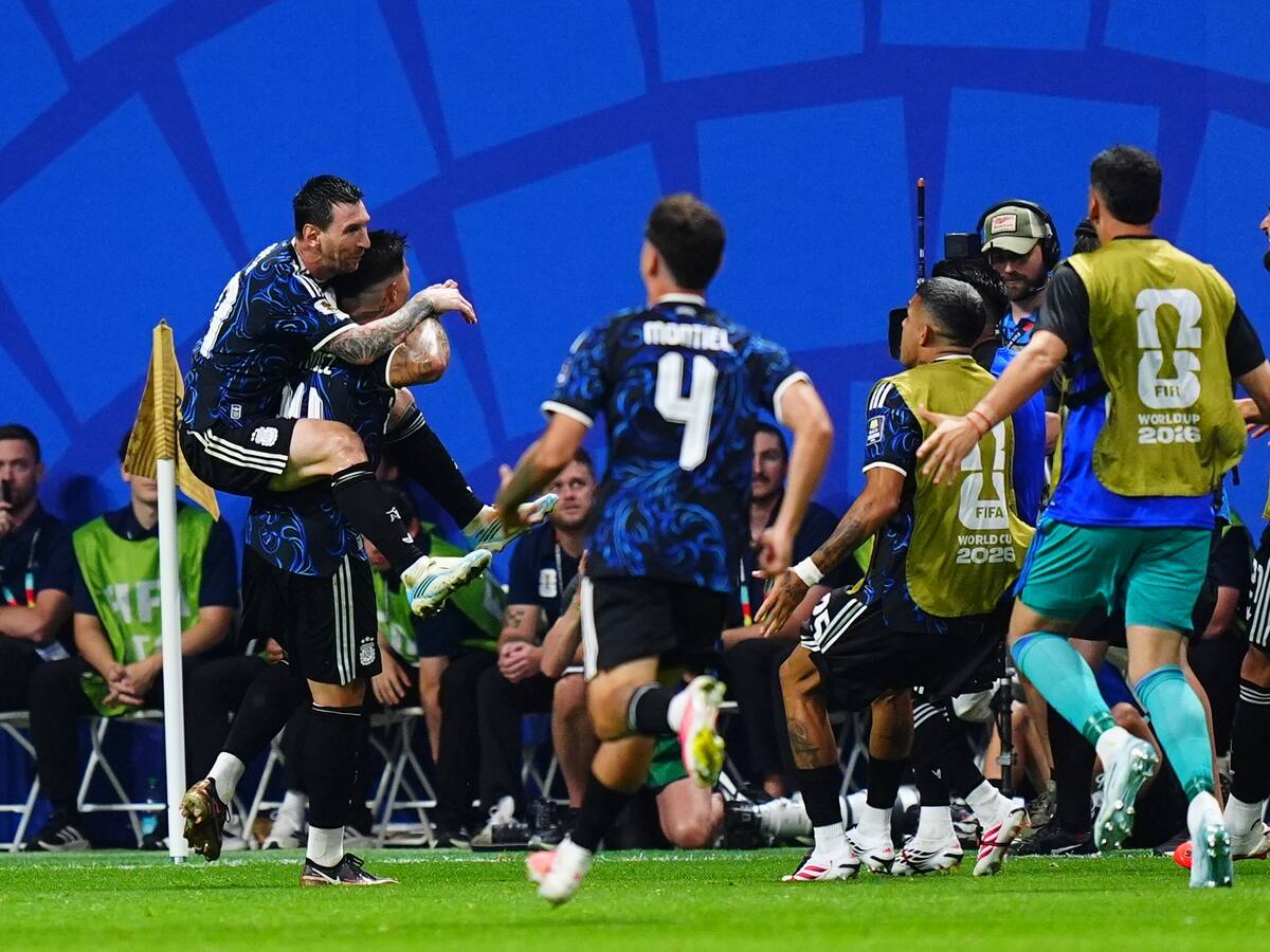 Argentina da otra prueba de campeón y remonta ante Inglaterra para llegar a su segunda final Mundial consecutiva
