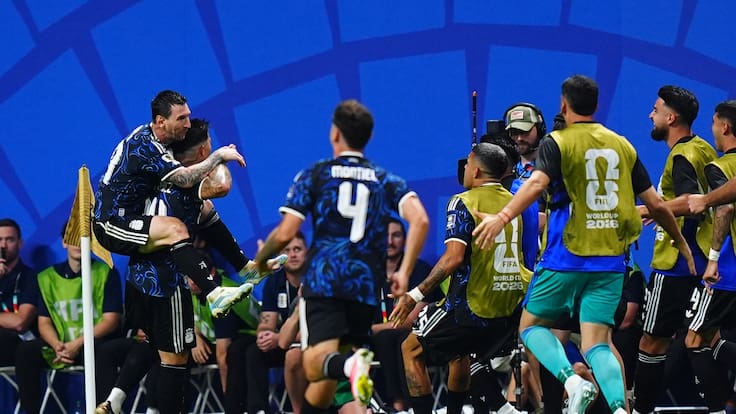 Argentina da otra prueba de campeón y remonta ante Inglaterra para llegar a su segunda final Mundial consecutiva