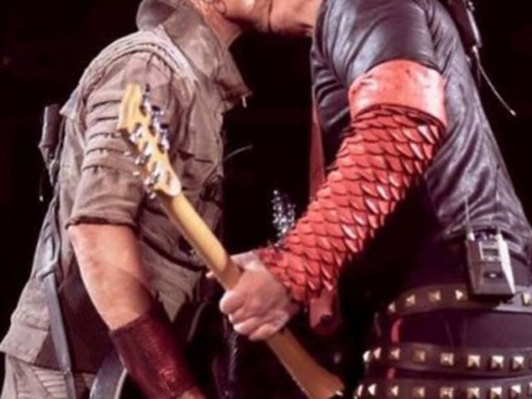 Guitarristas de Rammstein se besaron en su show en Rusia para desafiar las leyes anti LGBT+ de Putín