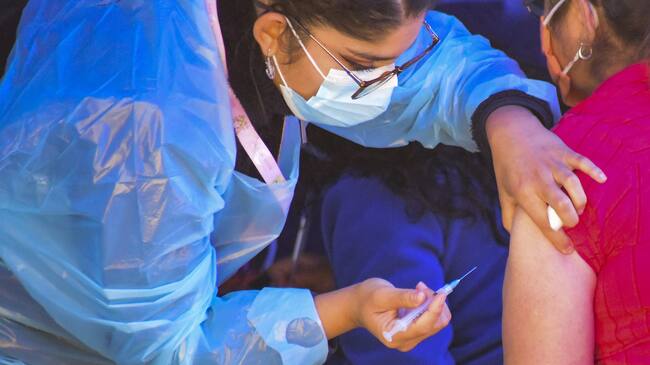 17 DE FEBRERO DE 2021 / VIÑA DEL MARUna enfermera vacuna a una mujer, durante punto de prensa realizado por la autoridad municipal para informar sobre oficio del Ministerio de Salud para garantizar Stock de Vacunas en la comuna, realizado en el Vacunatorio del Estadio Sausalito.
FOTO: MIGUEL MOYA / AGENCIAUNO