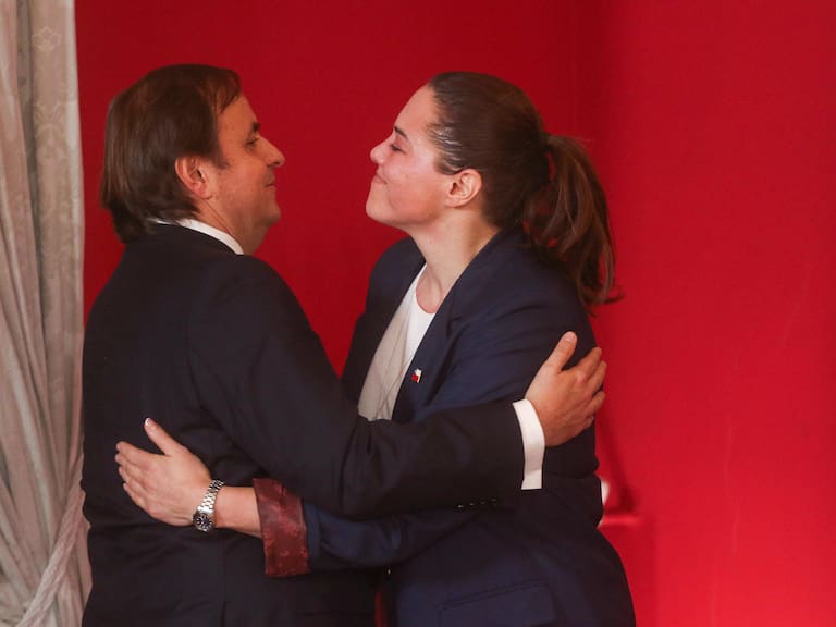14 de agosto de 2026 / SANTIAGO
En el salón Montt Varas del Palacio de La Moneda, se realiza el cambio de gabinete en la cartera del Deporte, tras la renuncia de la exministra Natalia Duco. En la imagen, el nuevo ministro del Deporte, Francisco Riveros y Natalia Duco, ex Ministra del Deporte
FOTO: SEBASTIÁN BELTRÁN GAETE /AGENCIAUNO