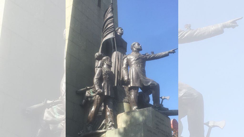Así quedó la escultura sin la espada.