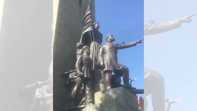 Así quedó la escultura sin la espada.