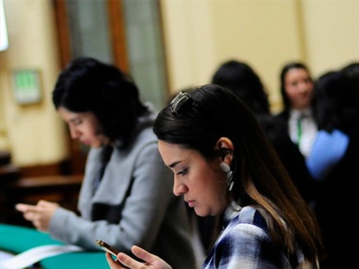 Gobierno firma ley para incorporar contenidos financieros en la enseñanza media