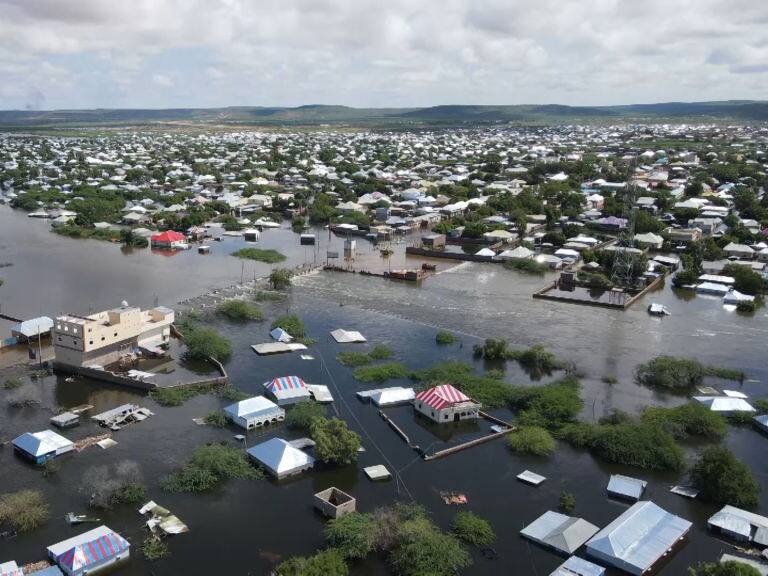 La ciudad de Beledweyne en Somalia cubierta por el agua tras las inundaciones