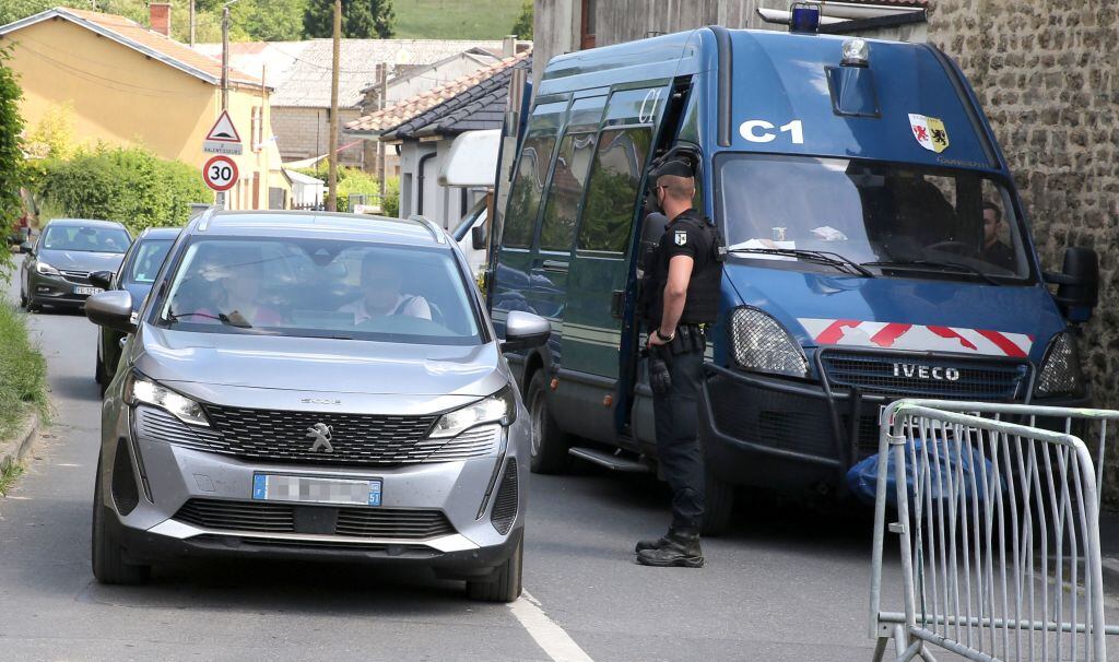 La policía investiga en las calles de Francia