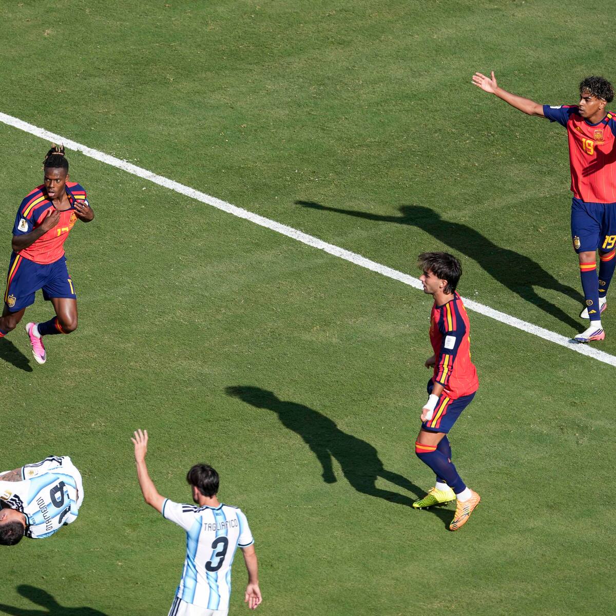 La falta que derivó en el gol anulado a España en la final del del Mundial 2026