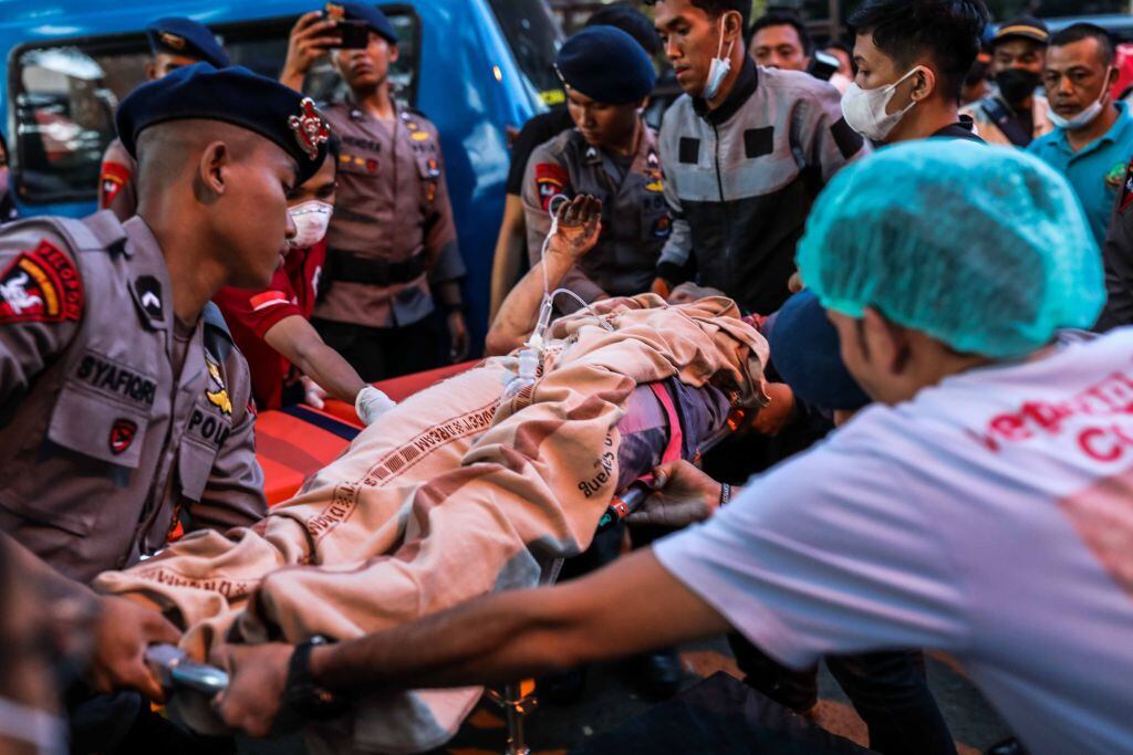 Persona herida es rescatada tras terremoto en Indonesia