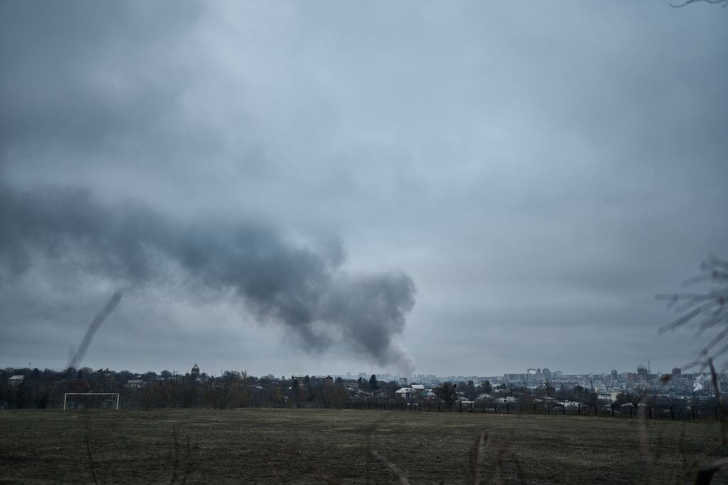 El humo se levanta sobre una ciudad en la región de Járkov en Ucrania, en medio de los ataques de las fuerzas de Rusia