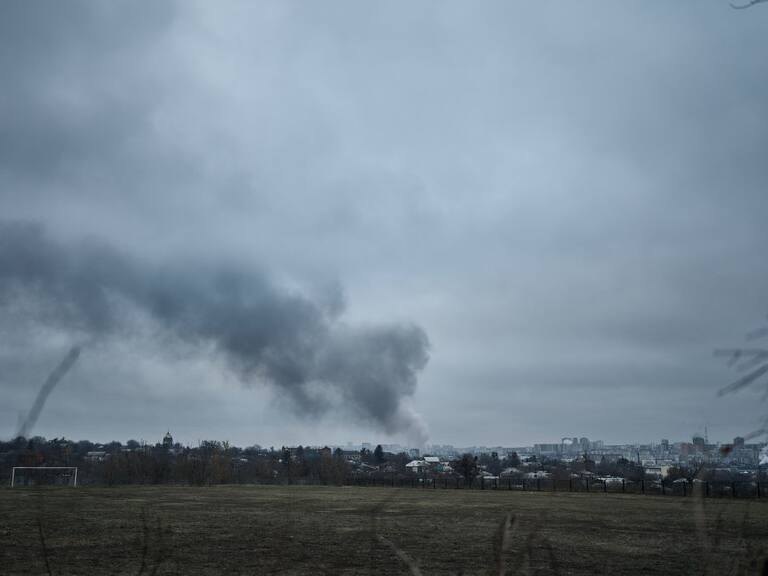 El humo se levanta sobre una ciudad en la región de Járkov en Ucrania, en medio de los ataques de las fuerzas de Rusia