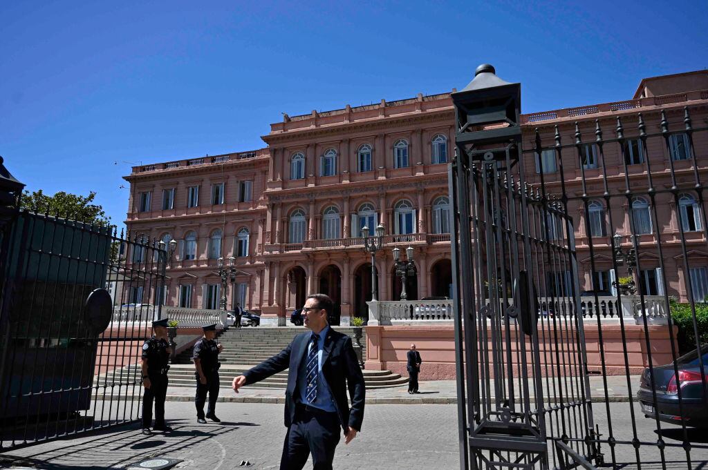 La Casa Rosada en Buenos Aires recibe los vehículos con los personeros del nuevo gobierno que encabeza el ultraderechista Javier Milei
