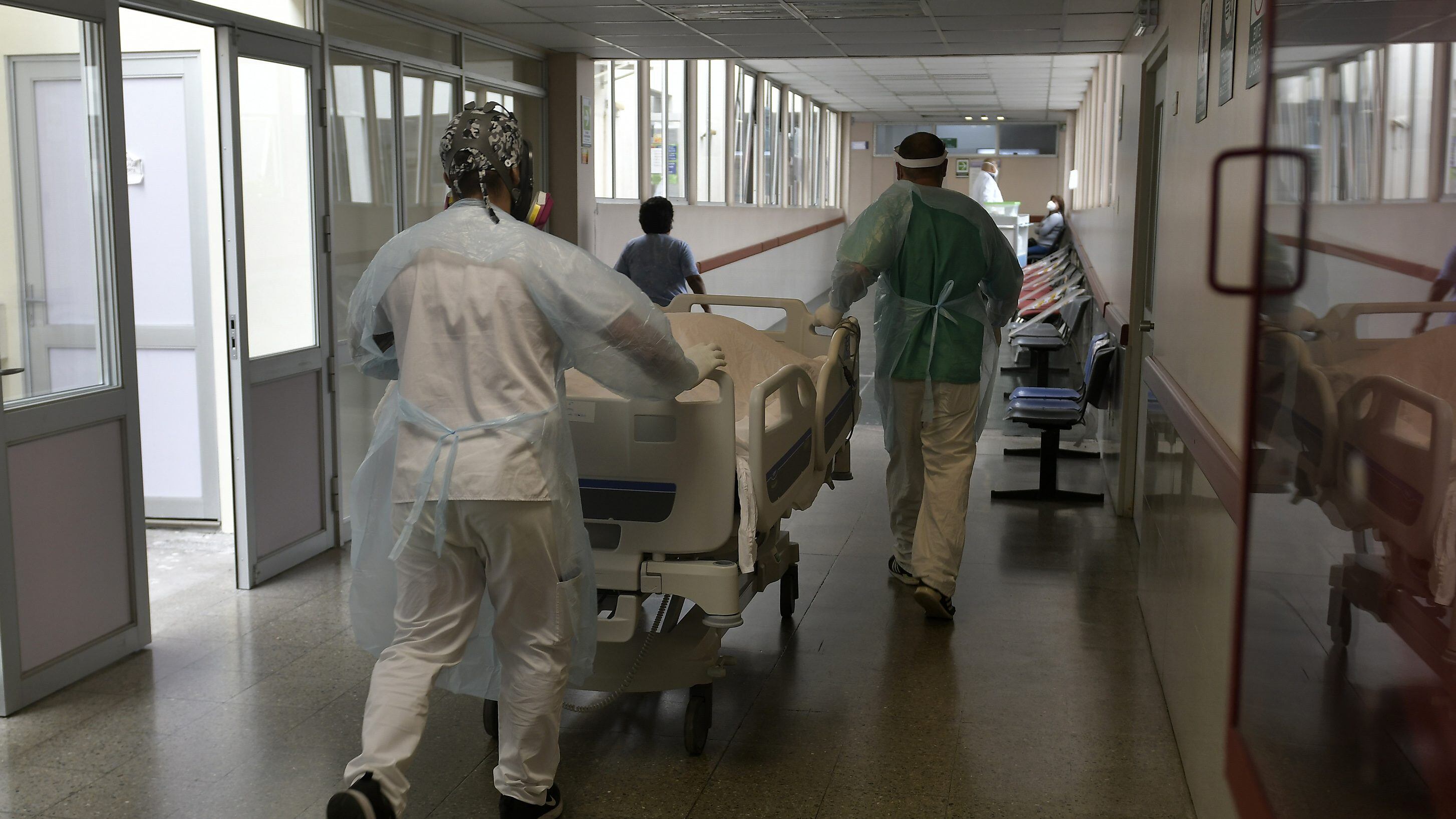 02 de Junio de 2021 / IQUIQUEEscasas camas disponibles poseen las UCI del Hospital Dr. Ernesto Torres de Iquique, ante el incremento de contagios que se han registrado los últimos días.
En la imagen, funcionarios trasladan el cuerpo de un paciente de 39 años fallecido.
FOTO: CRISTIAN VIVERO BOORNES/AGENCIAUNO