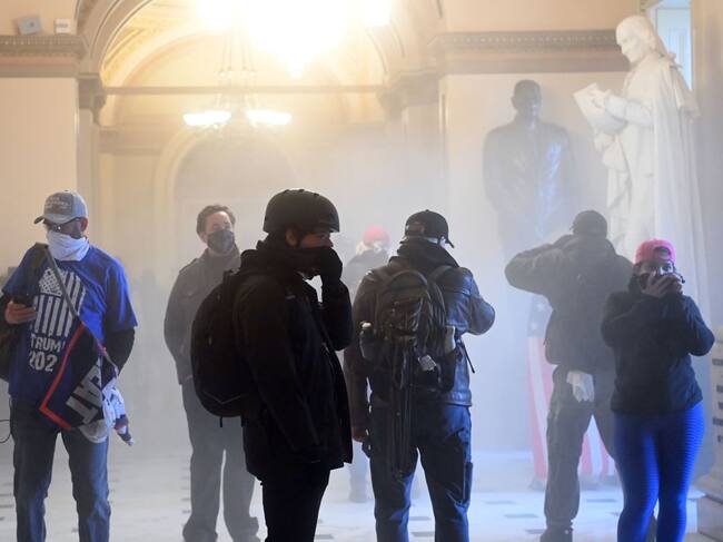 Grupo de ultraderecha al interior del Capitolio de EEUU